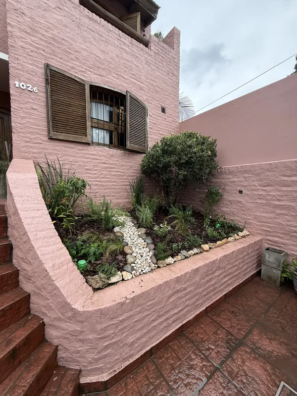 Cantero del frente terminado junto a la escalera de la casa rosa