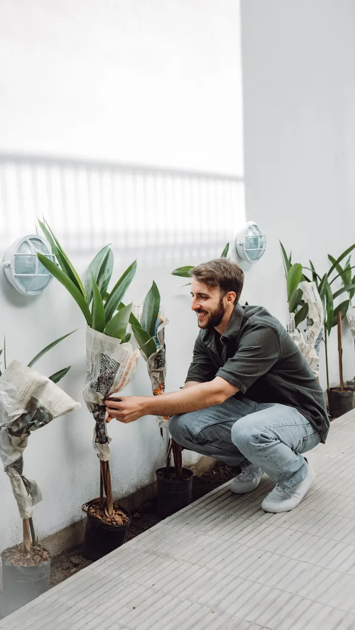 Leandro revisando una planta durante una visita de asesoría
